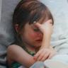 男孩穿校服太着急被拉链夹住眼皮